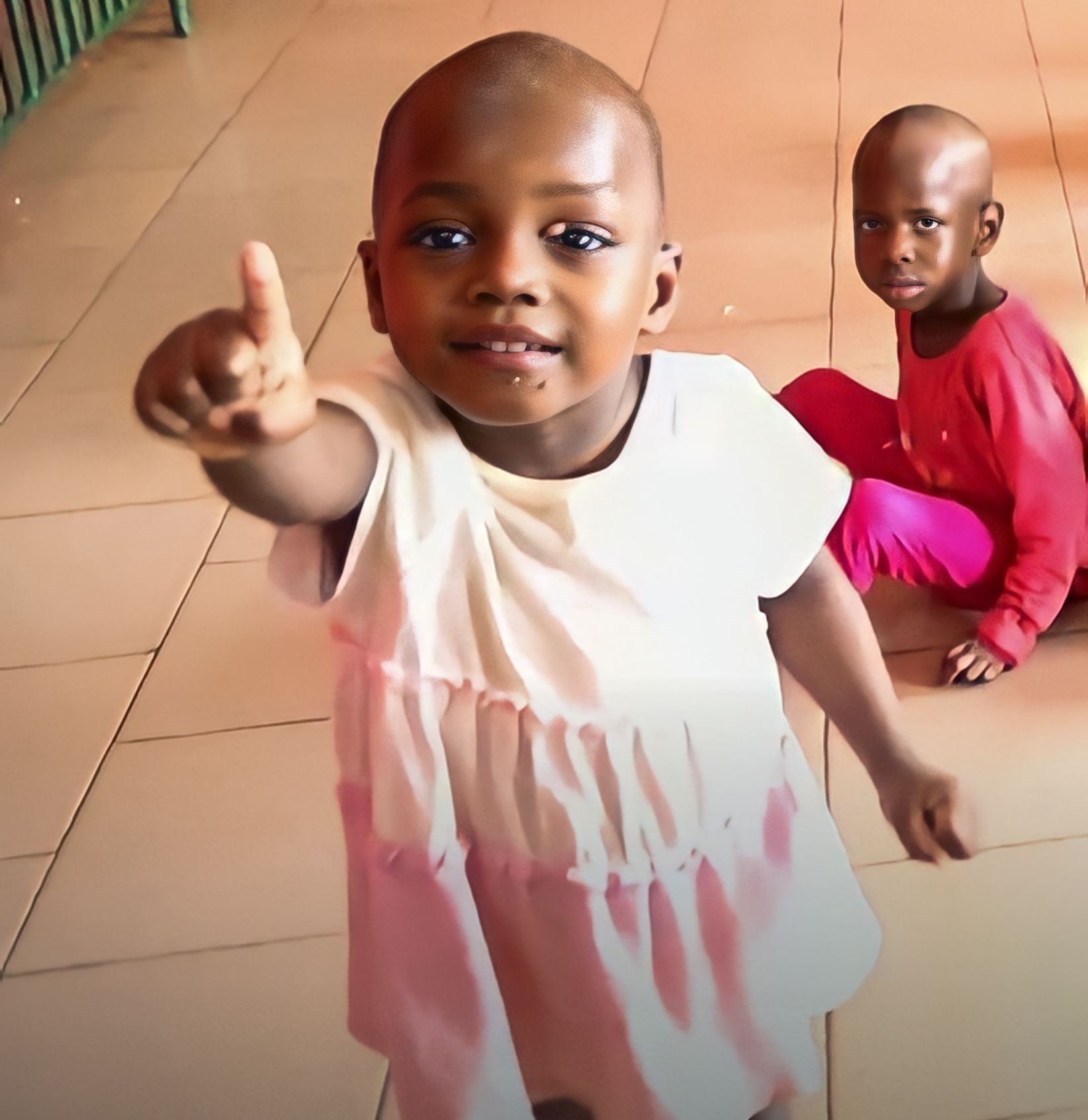 enfant qui pointe du doigt la camera